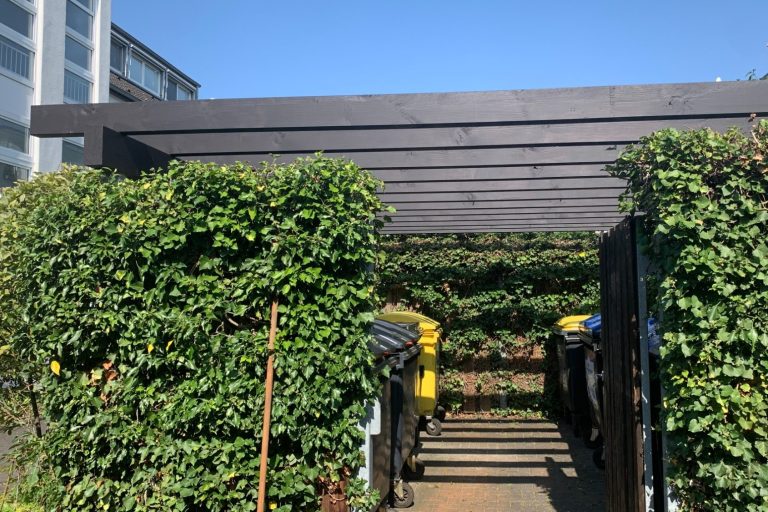 Holzpergola Holzpergola einer Müllbehausung